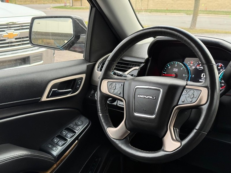 GMC Yukon Vehicle Image 14