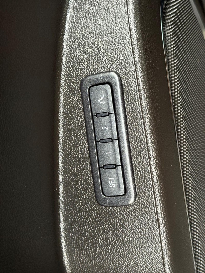 GMC Yukon Vehicle Image 16