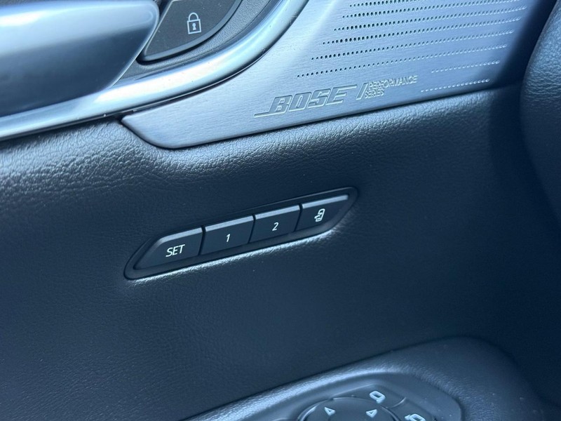 Cadillac XT5 Vehicle Image 16