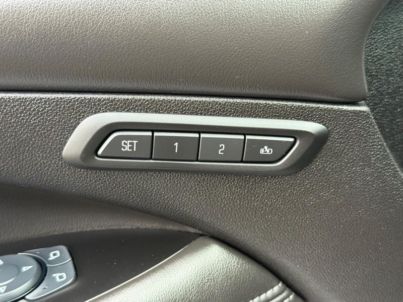 Buick LaCrosse Vehicle Image 16