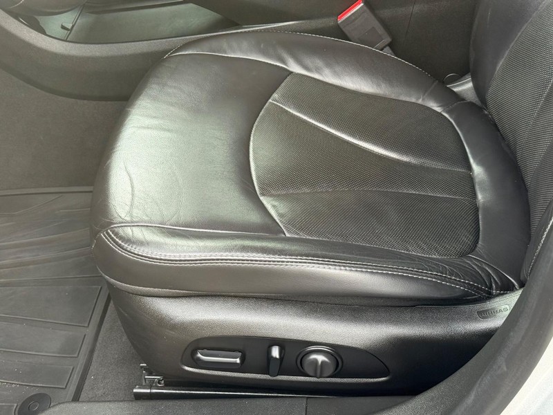 Buick LaCrosse Vehicle Image 23