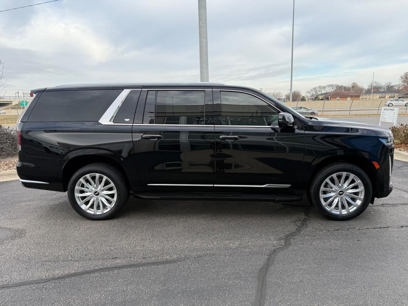 Cadillac Escalade ESV Vehicle Image 02