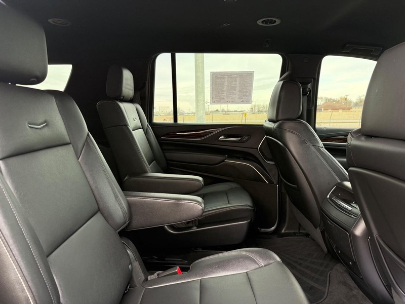 Cadillac Escalade ESV Vehicle Image 10