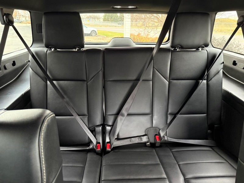 Cadillac Escalade ESV Vehicle Image 11