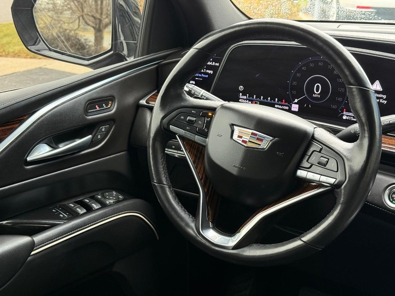 Cadillac Escalade ESV Vehicle Image 15