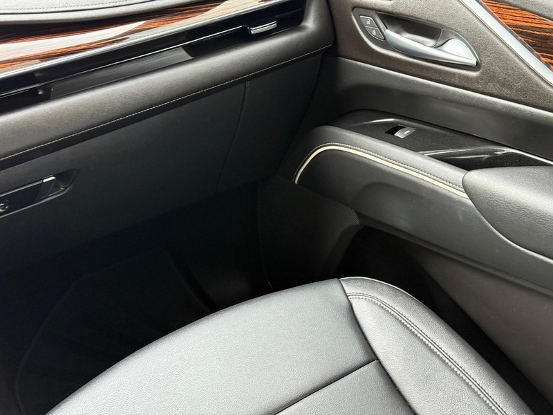 Cadillac Escalade ESV Vehicle Image 16
