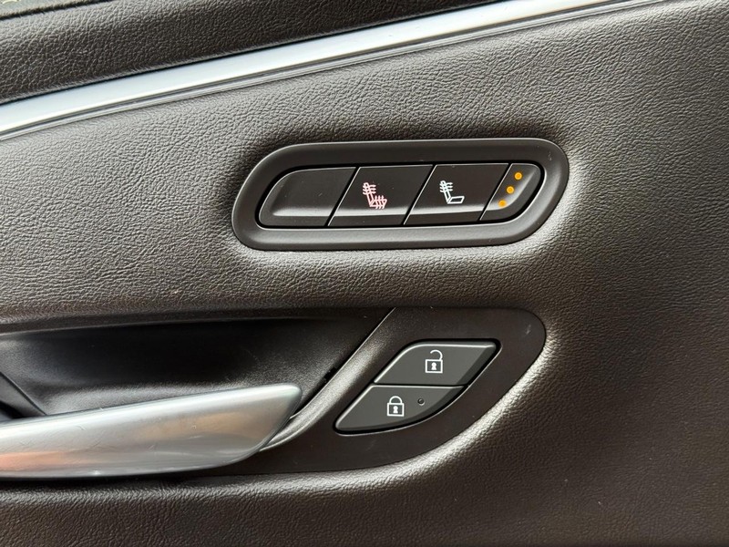 Cadillac Escalade ESV Vehicle Image 17