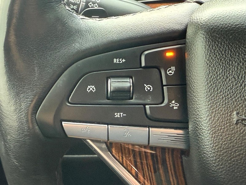 Cadillac Escalade ESV Vehicle Image 18