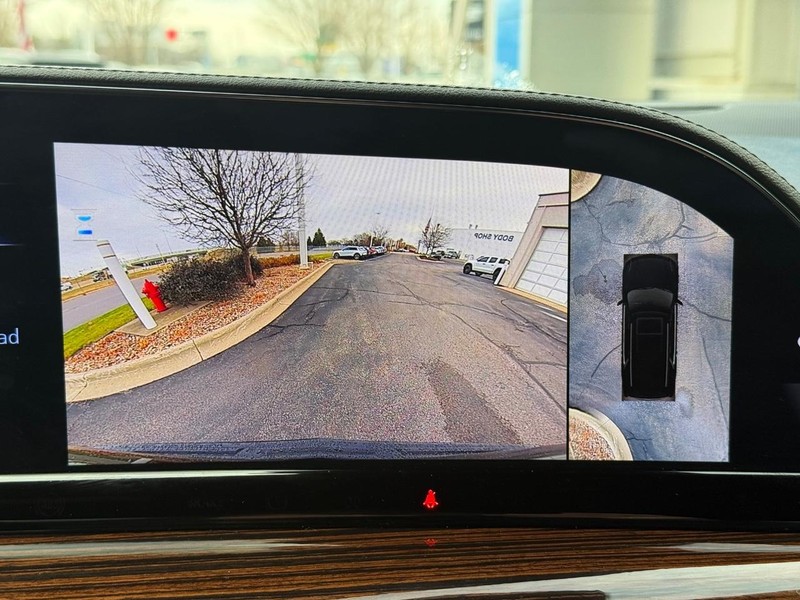 Cadillac Escalade ESV Vehicle Image 21