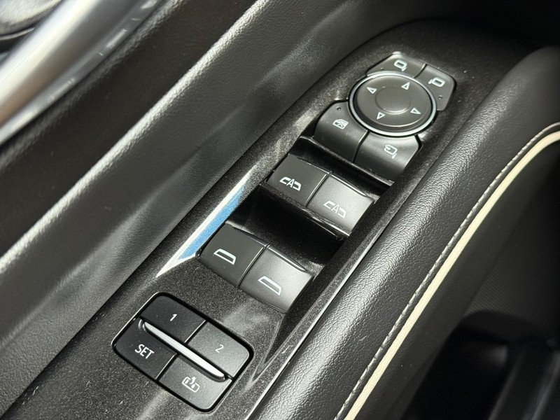 Cadillac Escalade ESV Vehicle Image 22