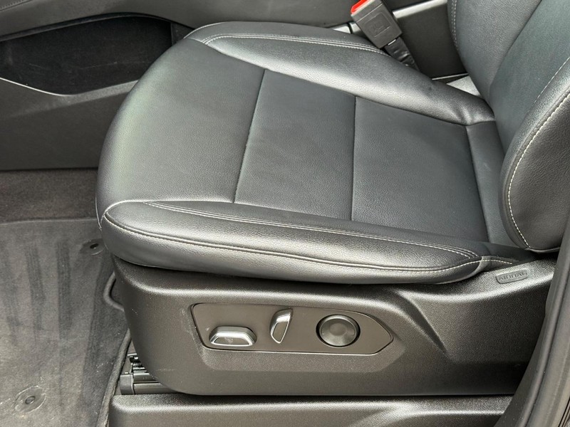 Cadillac Escalade ESV Vehicle Image 23