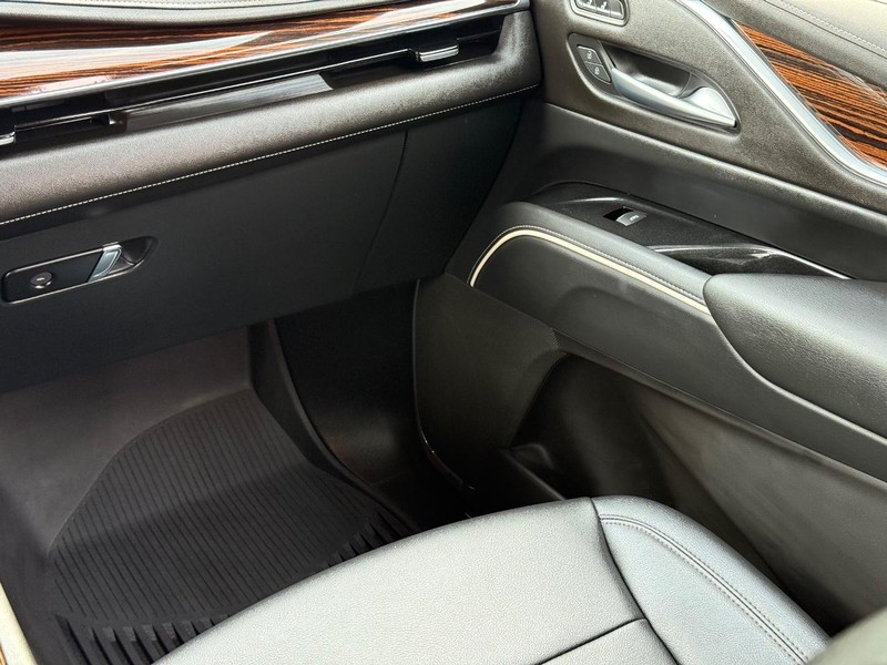 Cadillac Escalade Vehicle Image 15