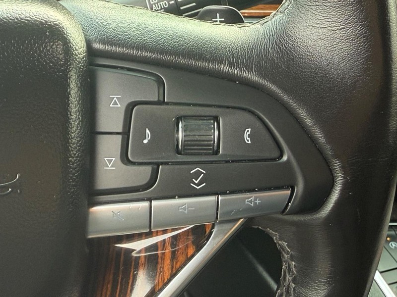 Cadillac Escalade Vehicle Image 18