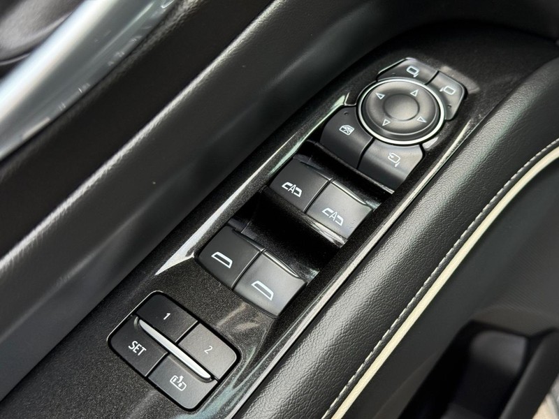 Cadillac Escalade Vehicle Image 21