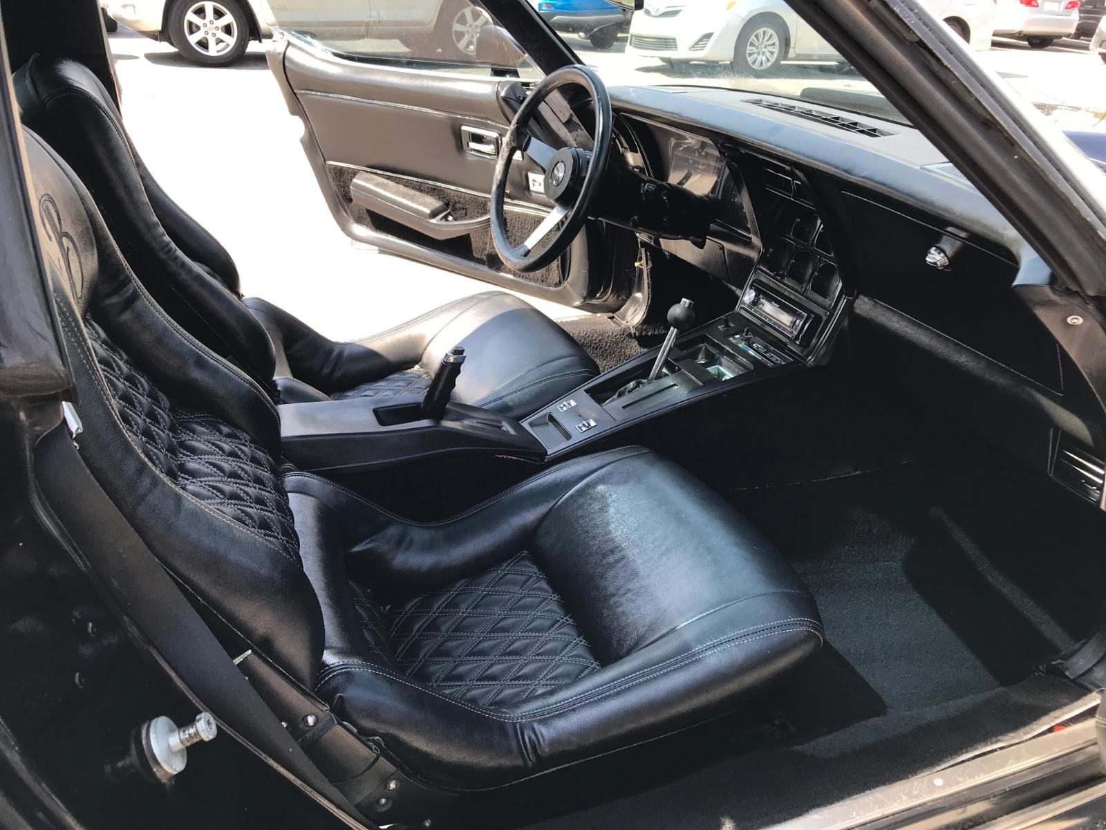 Chevrolet Corvette Vehicle Full-screen Gallery Image 17