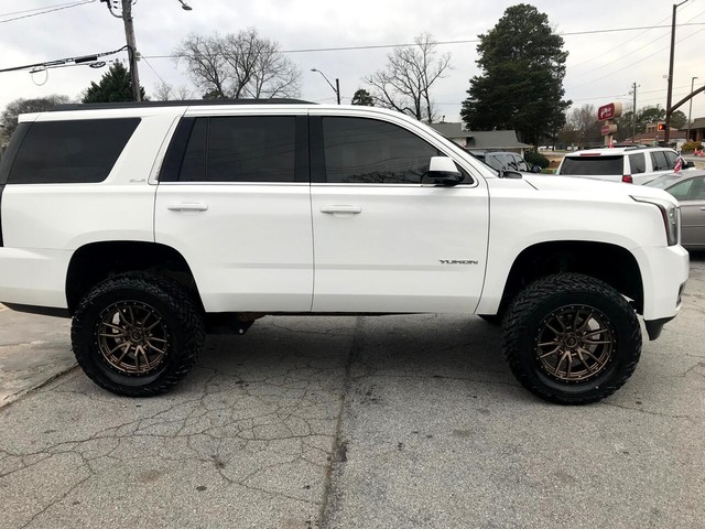 GMC Yukon Vehicle Full-screen Gallery Image 4
