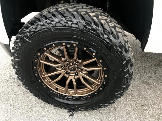 GMC Yukon Vehicle Full-screen Gallery Image 8