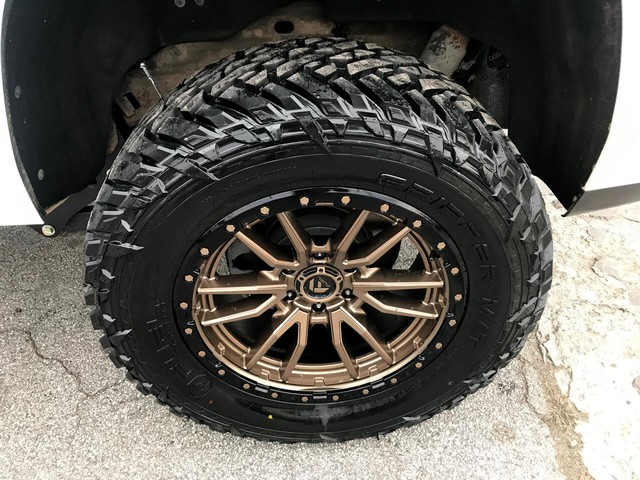 GMC Yukon Vehicle Full-screen Gallery Image 9