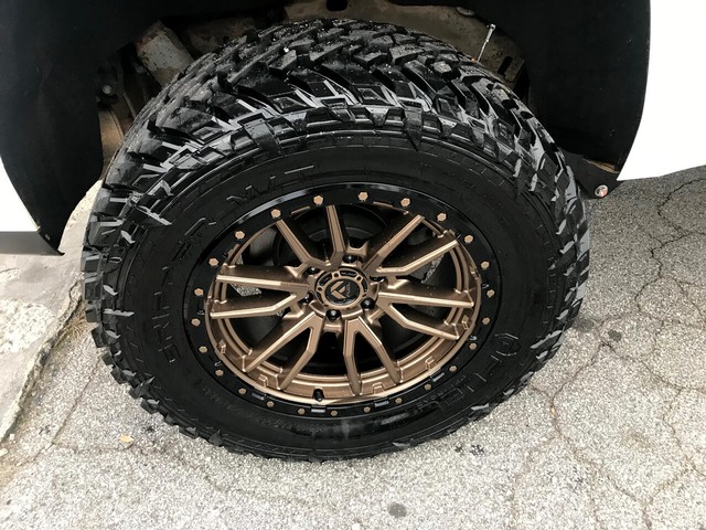 GMC Yukon Vehicle Full-screen Gallery Image 10