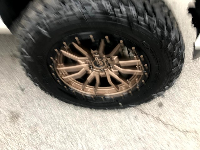 GMC Yukon Vehicle Full-screen Gallery Image 11