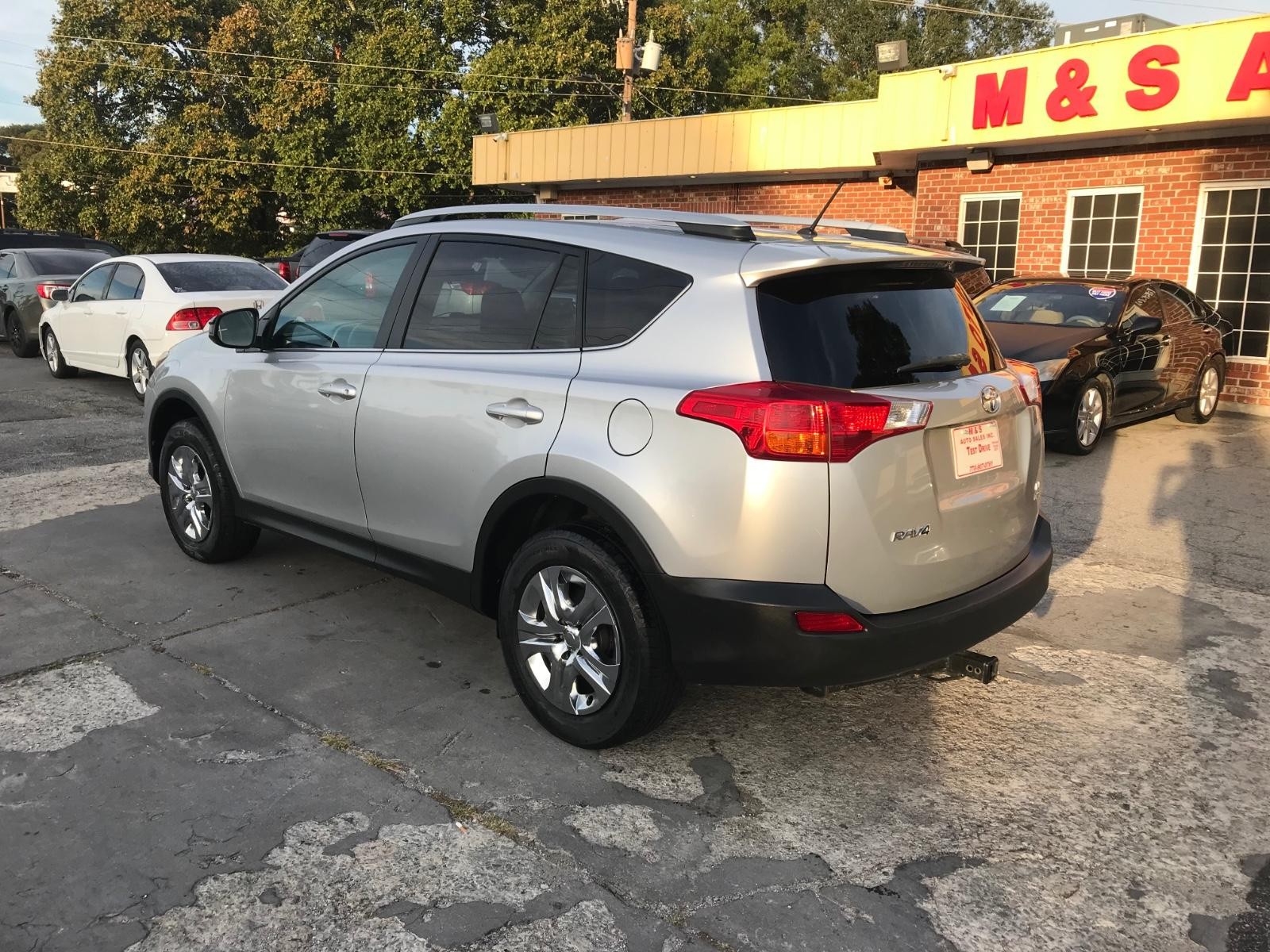 Toyota RAV4 Vehicle Full-screen Gallery Image 6