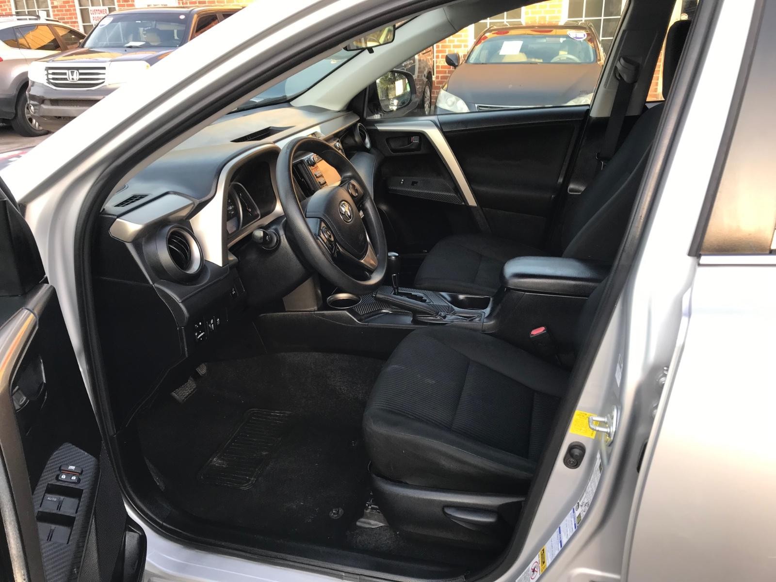 Toyota RAV4 Vehicle Full-screen Gallery Image 7