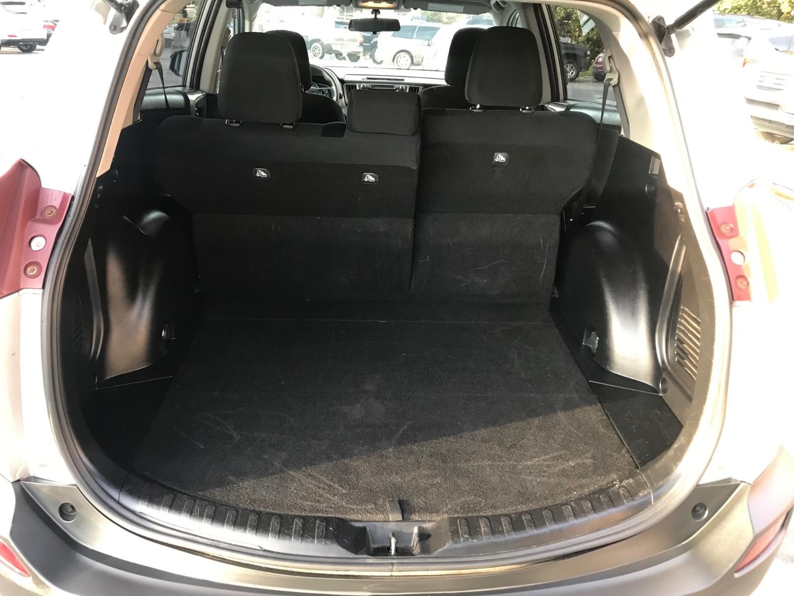 Toyota RAV4 Vehicle Full-screen Gallery Image 8