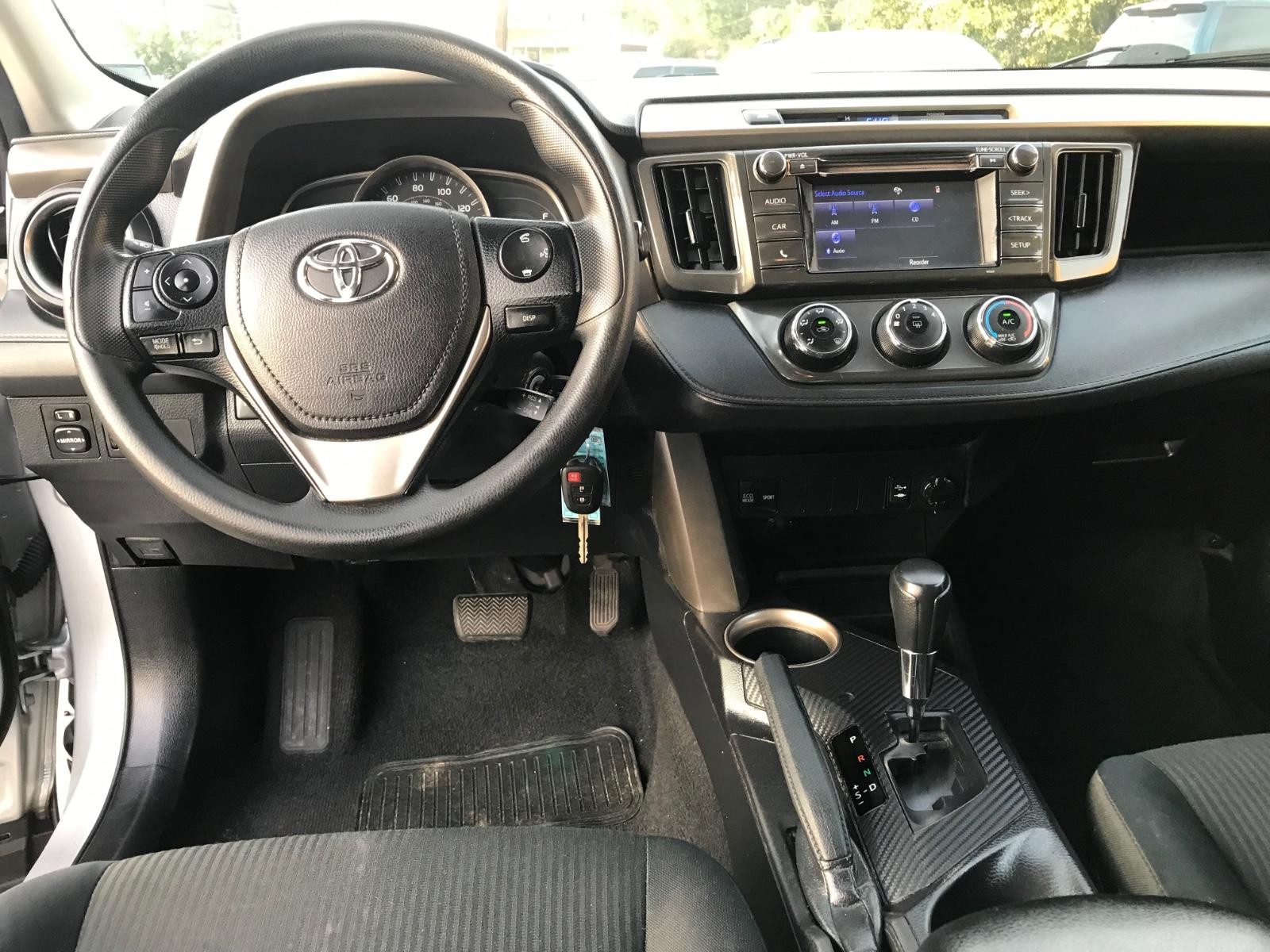 Toyota RAV4 Vehicle Full-screen Gallery Image 10