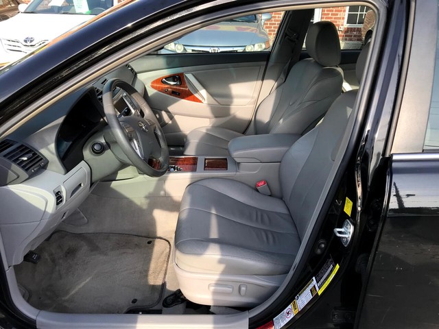 Toyota Camry Vehicle Full-screen Gallery Image 8