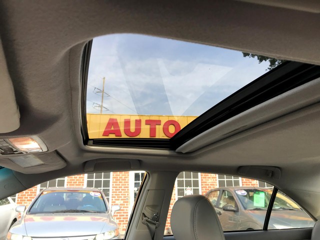 Toyota Camry Vehicle Full-screen Gallery Image 9