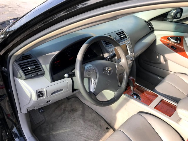 Toyota Camry Vehicle Full-screen Gallery Image 10