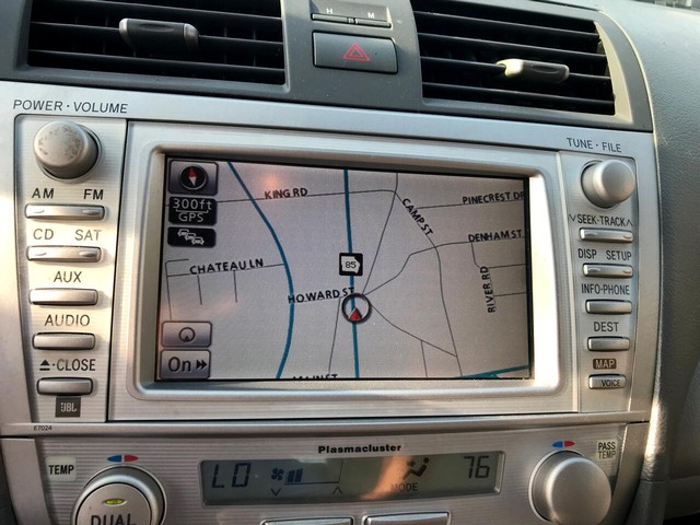 Toyota Camry Vehicle Full-screen Gallery Image 11