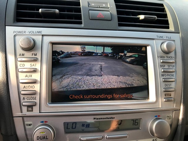 Toyota Camry Vehicle Full-screen Gallery Image 12