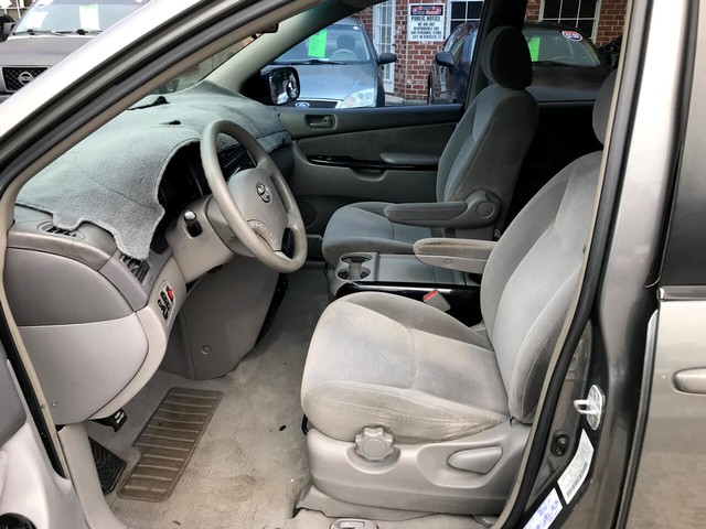 2004 Toyota Sienna CE photo 9