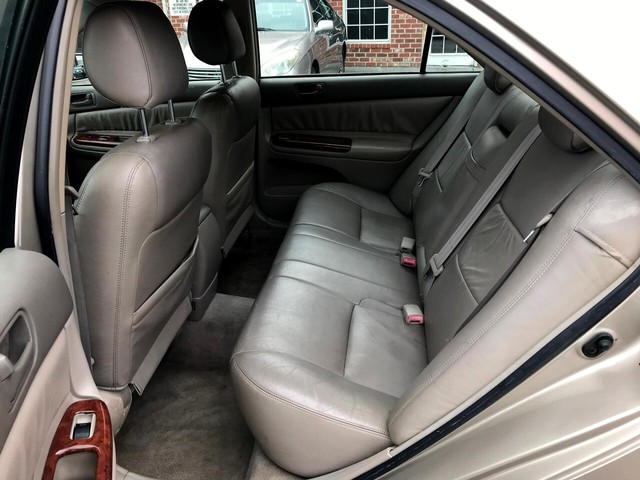 Toyota Camry Vehicle Full-screen Gallery Image 9