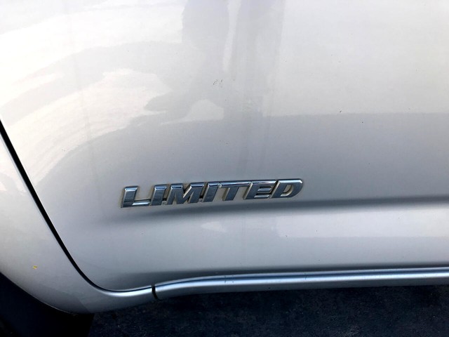 Toyota RAV4 Vehicle Full-screen Gallery Image 9