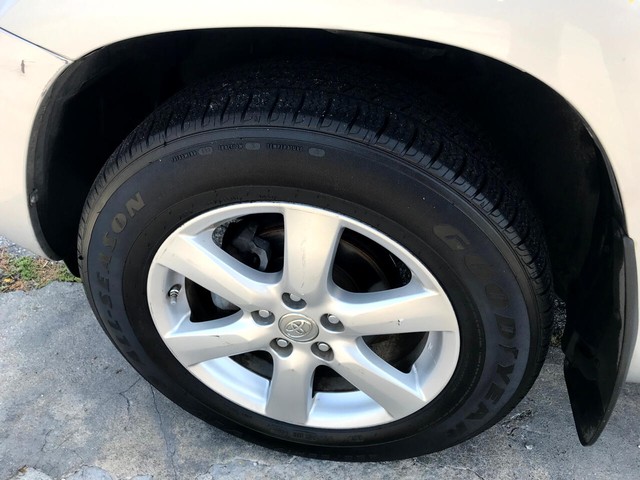 Toyota RAV4 Vehicle Full-screen Gallery Image 10