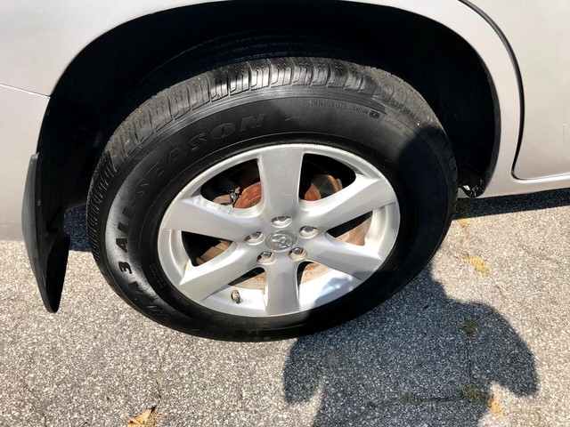 Toyota RAV4 Vehicle Full-screen Gallery Image 12