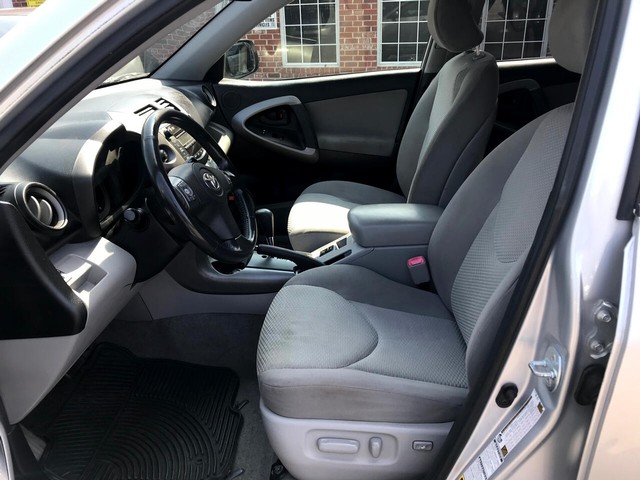 Toyota RAV4 Vehicle Full-screen Gallery Image 14