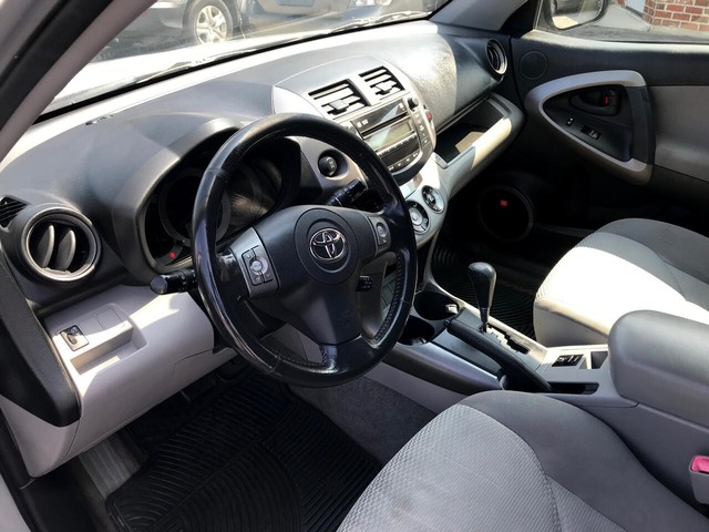 Toyota RAV4 Vehicle Full-screen Gallery Image 15