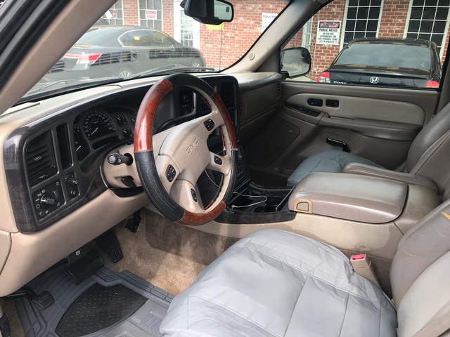 GMC Yukon Denali Vehicle Full-screen Gallery Image 8