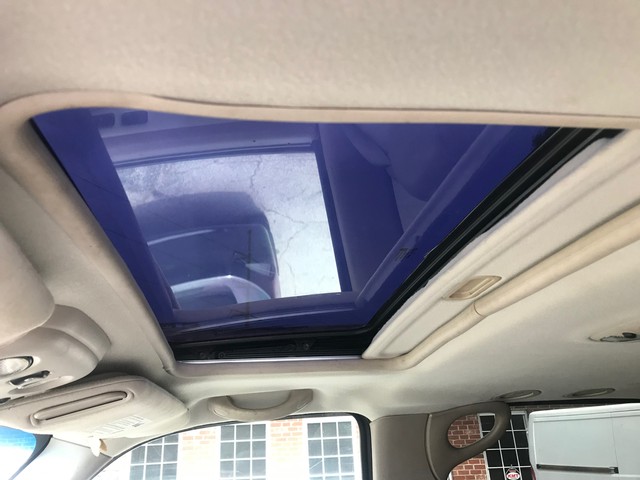 GMC Yukon Denali Vehicle Full-screen Gallery Image 11