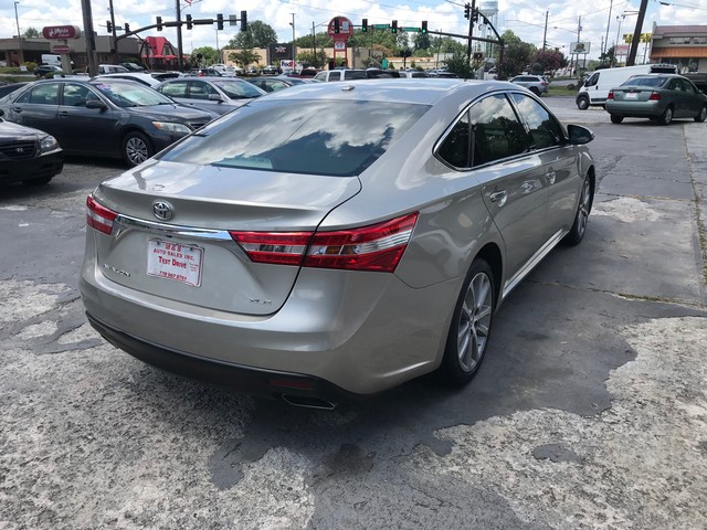 Toyota Avalon Vehicle Full-screen Gallery Image 5