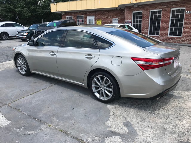 Toyota Avalon Vehicle Full-screen Gallery Image 7