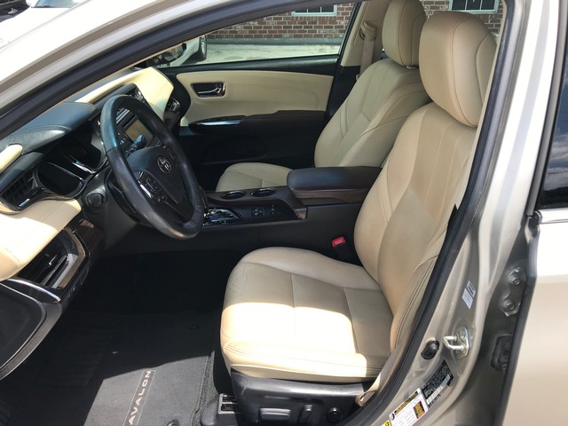 Toyota Avalon Vehicle Full-screen Gallery Image 9