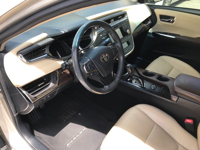 Toyota Avalon Vehicle Full-screen Gallery Image 10