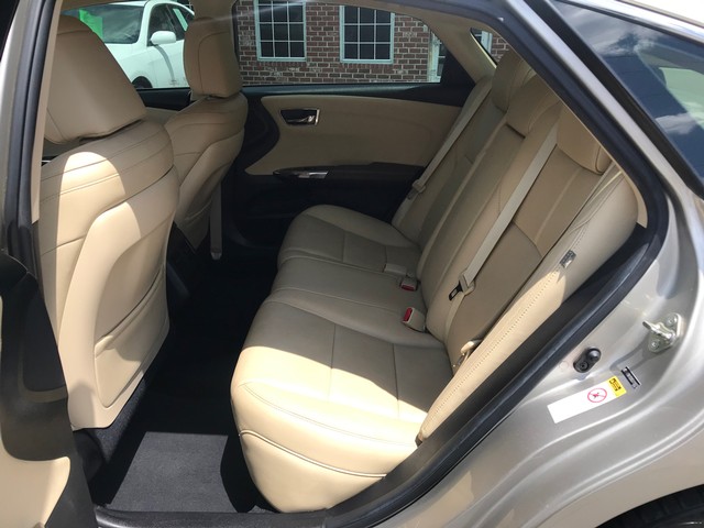 Toyota Avalon Vehicle Full-screen Gallery Image 11