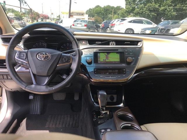 Toyota Avalon Vehicle Full-screen Gallery Image 14
