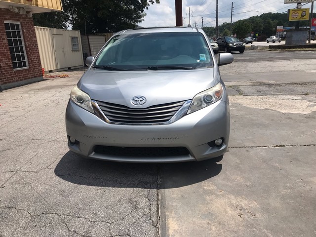 2011 Toyota Sienna XLE photo 2