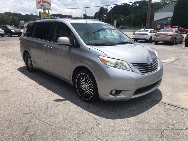 2011 Toyota Sienna XLE photo 3
